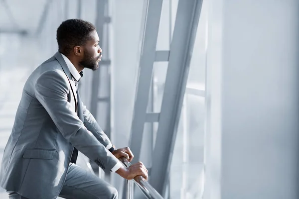 Me siento relajado. Empresario confiado mirando por la ventana — Foto de Stock