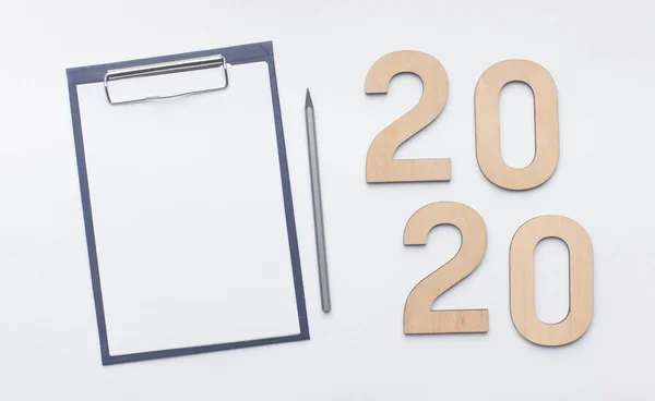 2020 дерев'яний текст з кишенєю та ручкою на білому — стокове фото