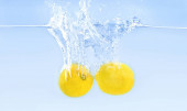 Citrony ponoření do vody pomocí vzduchových bublin