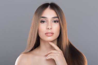 Mükemmel bir cilde sahip bin yıllık kadın kamerada poz