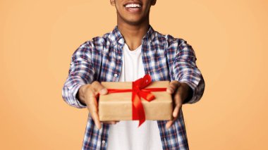 Kameraya Özel Hediye Kutusu Sunan Neşeli Adam