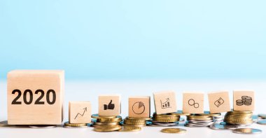 Sikkeler, dolar, gerçek para üzerinde döşeme grafikleri ile ahşap bloklar