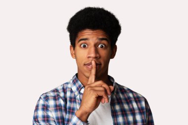 Sessiz Afro Guy Hush Jest yapma, beyaz arka plan