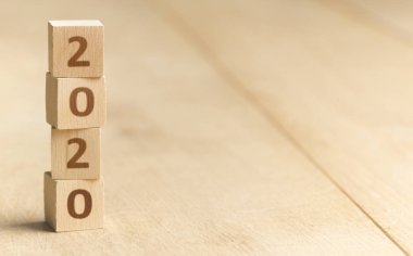 2020 numaralar ilerler ve yerde duran ahşap bloklar