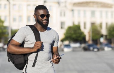 Navigasyon sistemi kullanarak genç Afrikalı Amerikalı turist