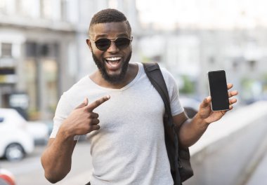 Mutlu Afrikalı adam siyah boş ekran ile cep telefonu işaret