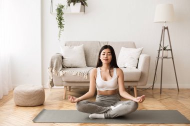 Sabah Meditasyonu. Asyalı Kız Evde Yoga Yoga