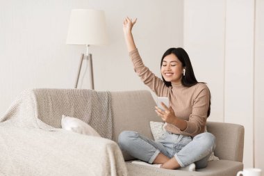 Song'un tadını çıkar. Kız Smartphone Müzik Online Dinleme