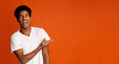 Neşeli Afro Guy Free Space Kenara İşaret