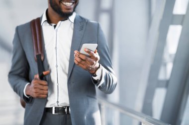 Yatılı'yı bekliyorum. Havalimanı Terminalinde Telefon Kullanan İşadamı