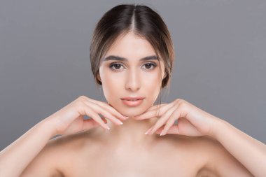 Mükemmel cilt yüzüne masaj ile genç güzel kadın