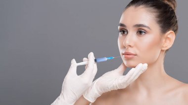 Genç kadın dudaklarına güzellik enjeksiyonu oluyor