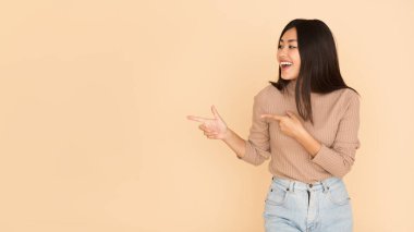 Neşeli Kız Parmakları ile boş alan gösteren