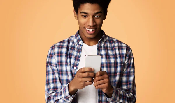 Afrikanisch-amerikanischer Typ plaudert am Telefon über Hintergrund — Stockfoto