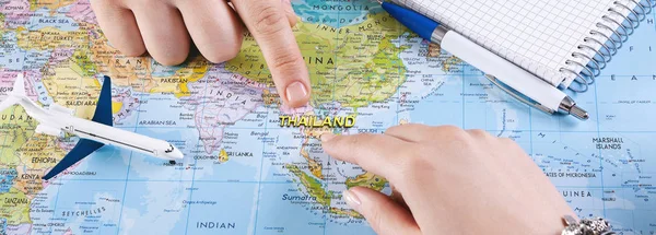 Young couple planning trip to Thailand together — Stock Photo, Image
