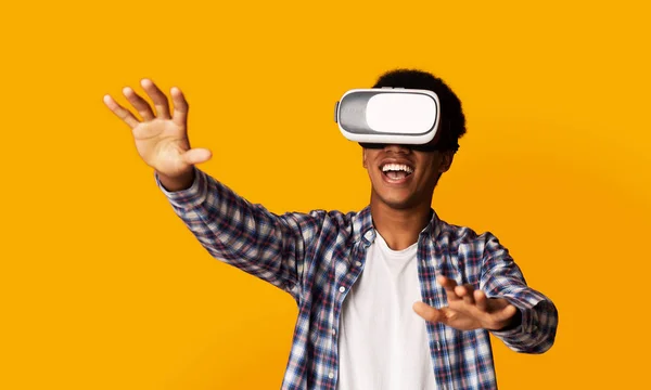 African-American Guy Using VR Headset, Yellow Background — Stock Photo, Image