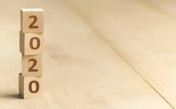 Holzklötze mit 2020 Ziffern stehen auf dem Boden — Stockfoto