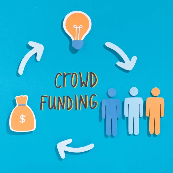 Primo piano del circolo di crowdfunding con persone, idea lampadina e sacco — Foto Stock