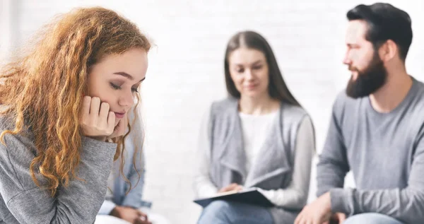 Mujer pensativa deprimida sentada en terapia de grupo de rehabilitación — Foto de Stock