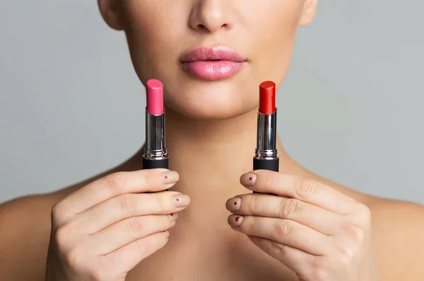 Woman Choosing Between Two Lipstick Colors, Doing Makeup — Stock Photo, Image