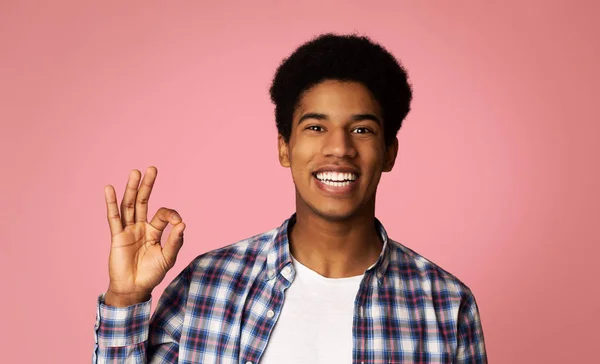 Happy Afro Guy Gesturing OK Assine e sorrindo — Fotografia de Stock