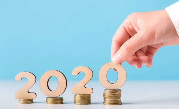 コイン上昇に2020年の概念を持つ男の手 — ストック写真