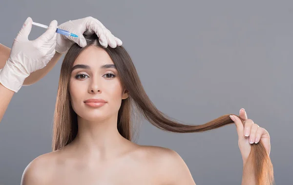 Mulher recebendo injeção de cosméticos na cabeça, espaço livre — Fotografia de Stock