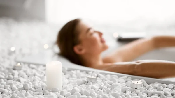 Mujer joven relajándose en el baño con velas —  Fotos de Stock