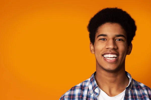 Tanden bleken. Afro kerel glimlachend op grote schaal in Studio — Stockfoto
