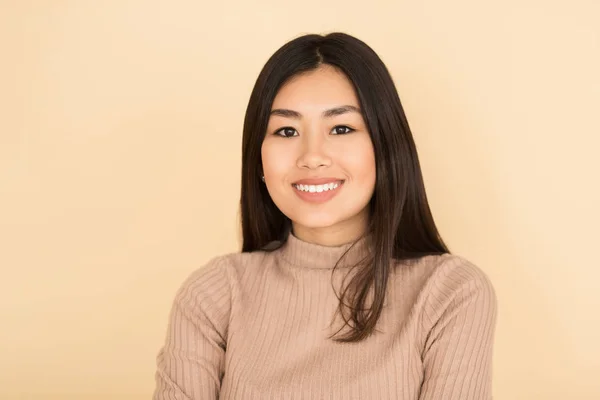 Retrato de alegre menina asiática sorrindo para câmera — Fotografia de Stock