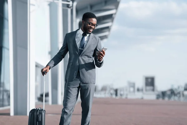 Empresário Texting no telefone, Chegando no aeroporto — Fotografia de Stock