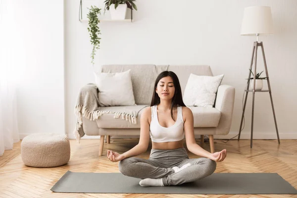 Morgon meditation. Asiatisk tjej tränar yoga hemma — Stockfoto