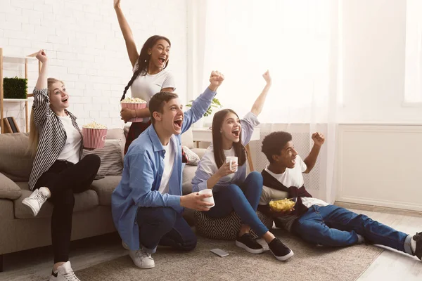 Fãs de futebol. Jouful amigos gritando, assistindo jogo juntos — Fotografia de Stock