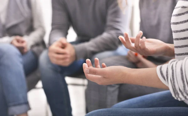 Emotional woman sharing her story during support session — Stock Photo, Image