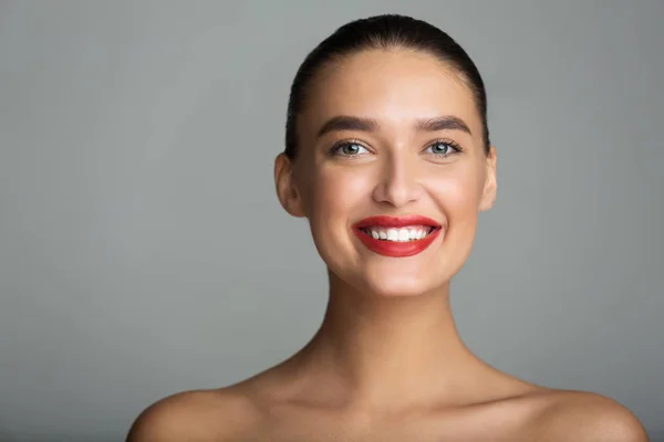 Blanqueamiento de dientes. Hermosa mujer con labios rojos — Foto de Stock