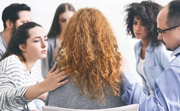 Cuidar a la gente reconfortar a la mujer deprimida en la reunión de apoyo —  Fotos de Stock