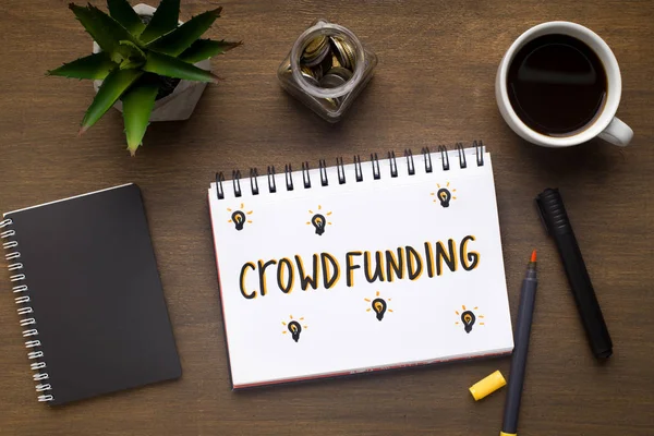 Concetto di crowdfunding disegno con penna rossa nel blocco note — Foto Stock