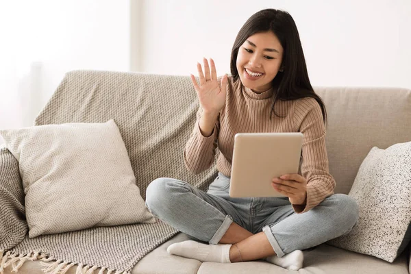 Asiática chica charlando en línea en la tableta con amigo —  Fotos de Stock