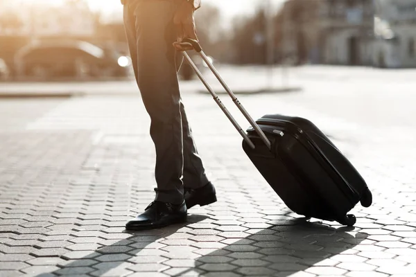 Empresario a pie con equipaje, Llegando al aeropuerto — Foto de Stock