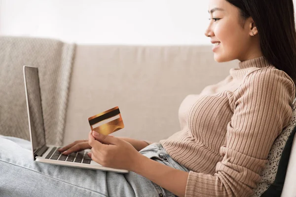 Online Banking. Girl Making Purchases in Internet — Stock Photo, Image