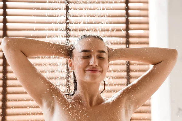 Aproveite o chuveiro fresco. Mulher lavando cabelos longos — Fotografia de Stock