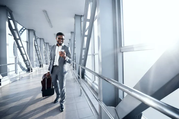 Empresário afro no aeroporto movendo-se para Terminal Gate — Fotografia de Stock