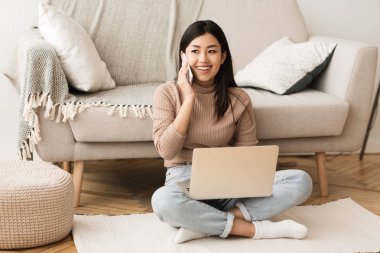 Genç Freelancer Telefonda Talking ve Laptop kullanma