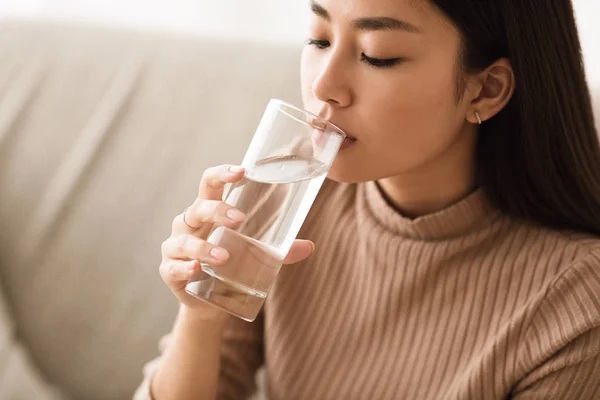 Gesunde Flüssigkeit. Asiatische Mädchen trinken sauberes Wasser aus Glas — Stockfoto