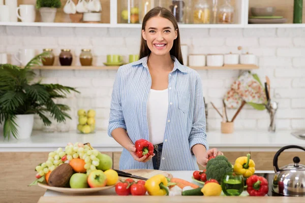 Hälsosam livsstil. Ung kvinna matlagning i köket — Stockfoto