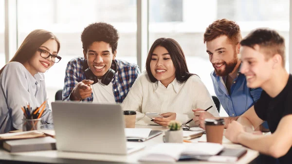 Grupo de estudiantes multirraciales que se preparan para exámenes con laptop —  Fotos de Stock