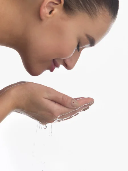 Ранкова свіжість. Жінка очищає обличчя водою — стокове фото
