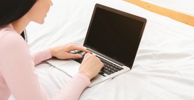 Genç kadın iş fırsatları laptop tarama