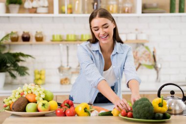Vegan salatası. Sebze salatası hazırlayan genç kadın