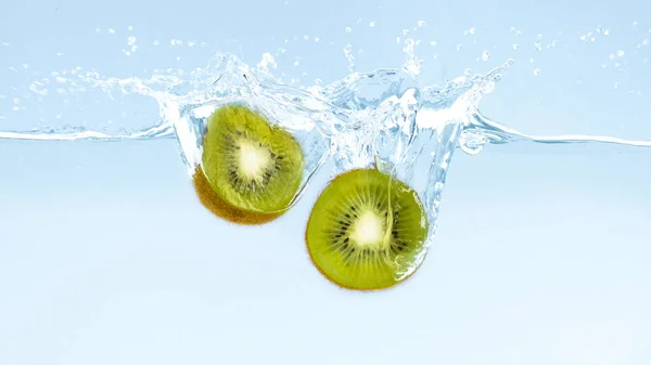 Frisch geschnittene Kiwi mit klarem Wasserspritzer — Stockfoto